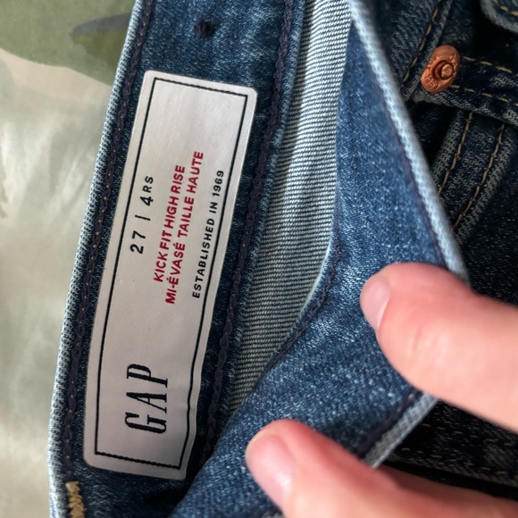 GAP Kickfit high-rise cropped jeans with raw hem - Picture 2 of 3